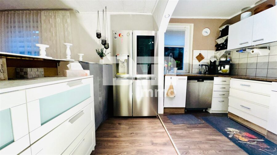Schönes Ein- bis Zweifamilienhaus mit Gartenbereich, Terrasse + Balkon und Doppelgarage - EG Küche mit Einbauküche offen